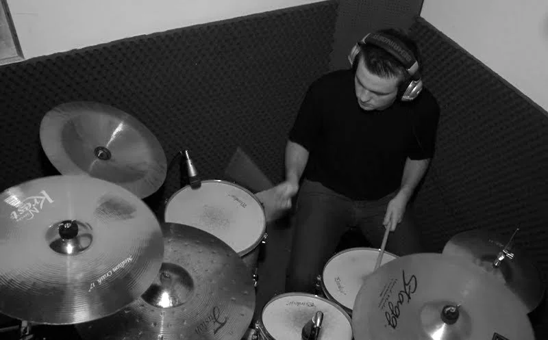 Kevin tocando bateria em estúdio, foto antiga