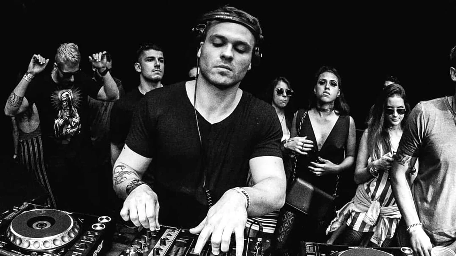 Kevin como DJ em apresentação antiga em preto e branco