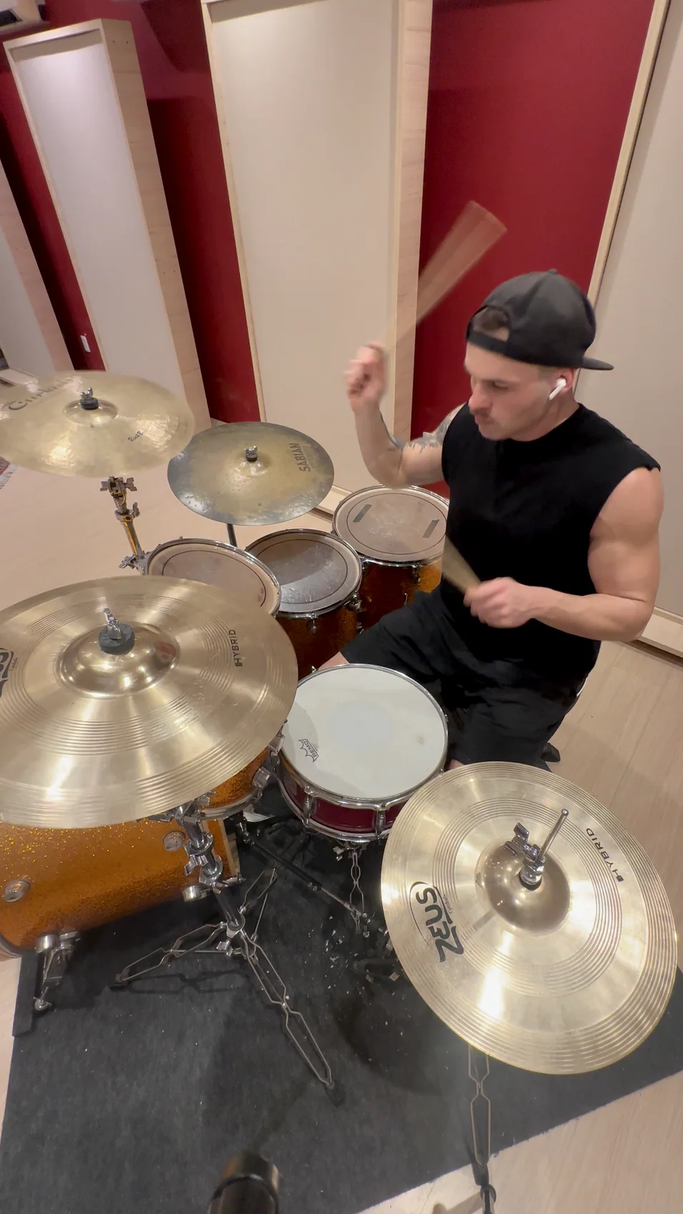 Kevin tocando bateria atualmente, visto de cima